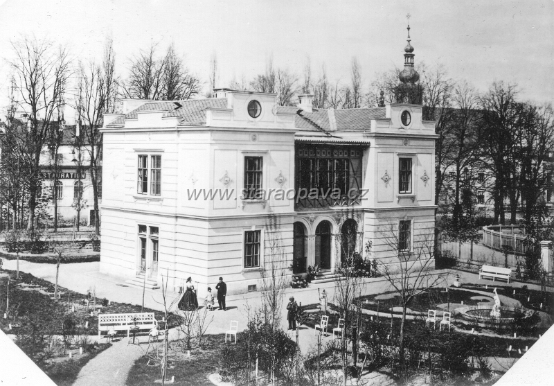 nadrokruh (16).jpg - Opět nárožní vila majitele plynáren, tentokrát pohled se zahrady. Vlevo vidíme kousek Philippovy promenádní restaurace, zničené v roce 1945.  Fotografie z konce 19.století.